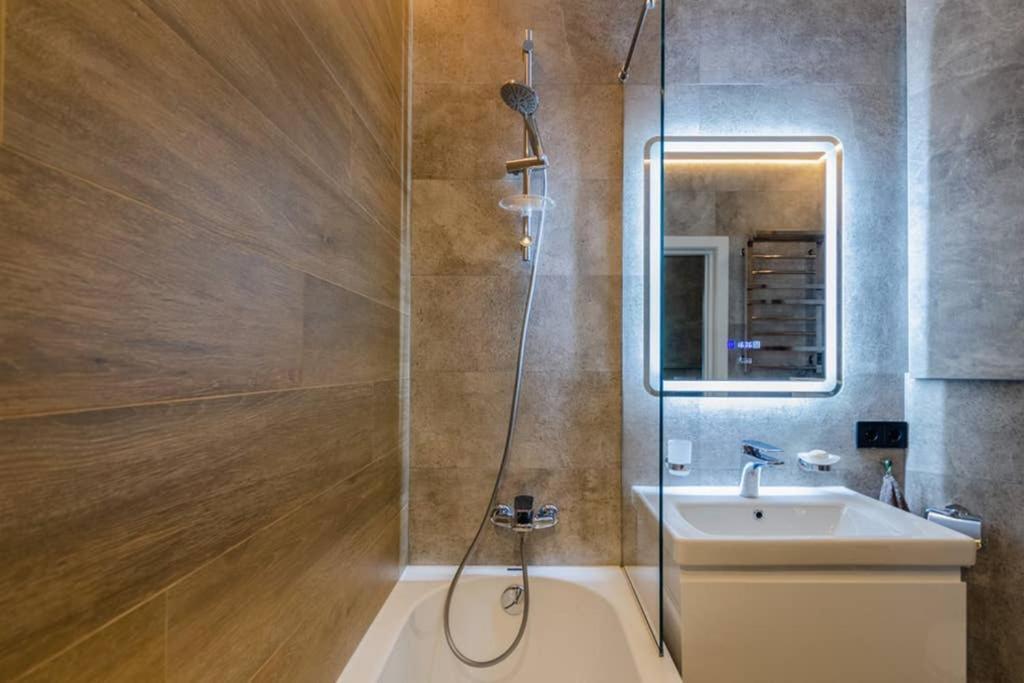 VIP - Smart Lägenhet Kiev Exteriör bild