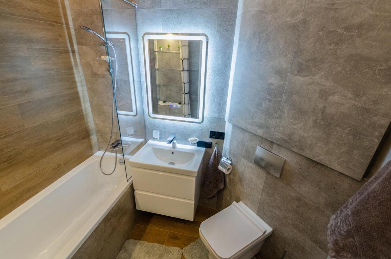 VIP - Smart Lägenhet Kiev Exteriör bild